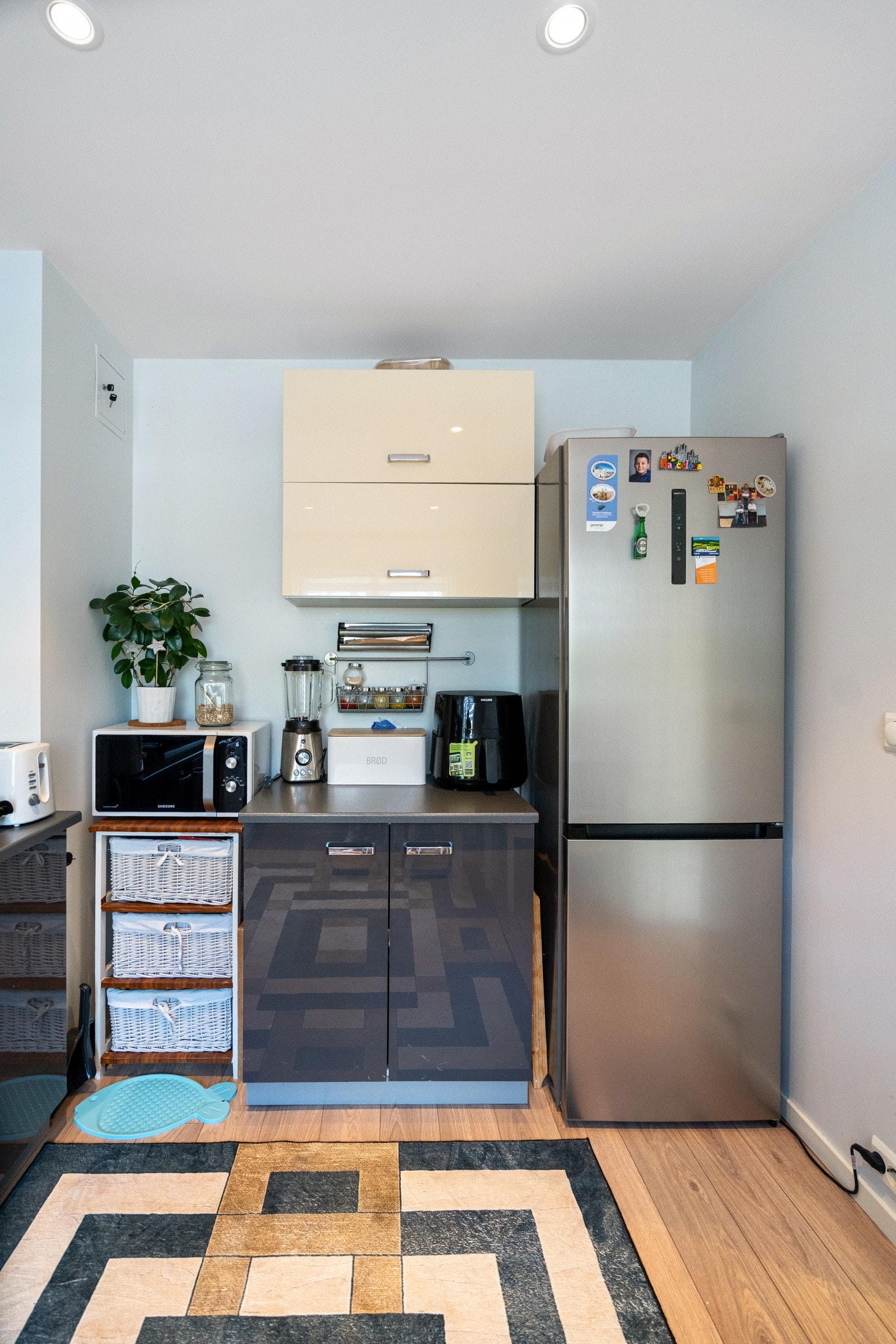 Kjøkkenet har nyere innredning med glatte fronter. Galleribilde