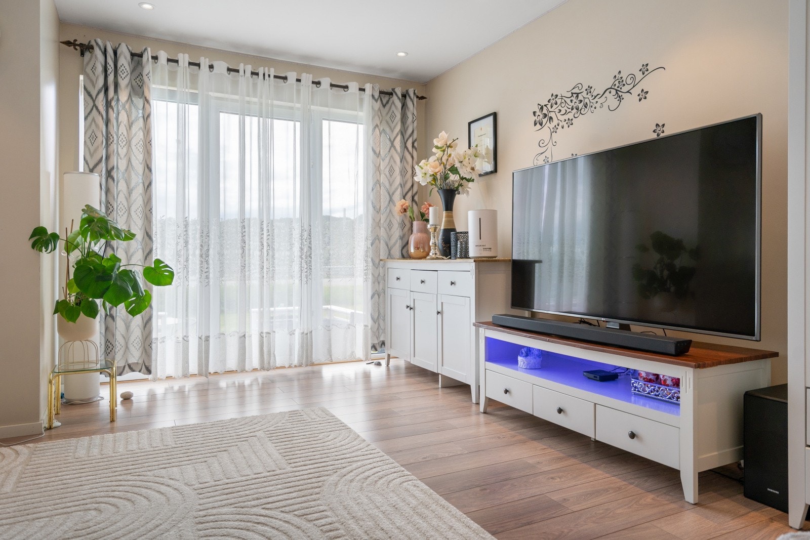 Fra stuen er det adkomst til solrik terrasse. Galleribilde