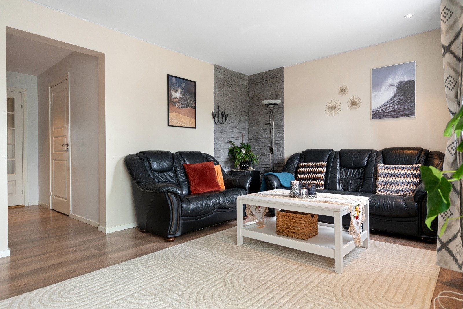 Oppvarmingen skjer med strøm, men det er også tilrettelagt for fremtidig vedfyring. Galleribilde