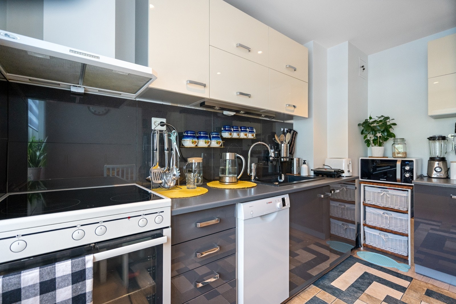 Fra stuen er det adkomst til praktisk kjøkken. Galleribilde