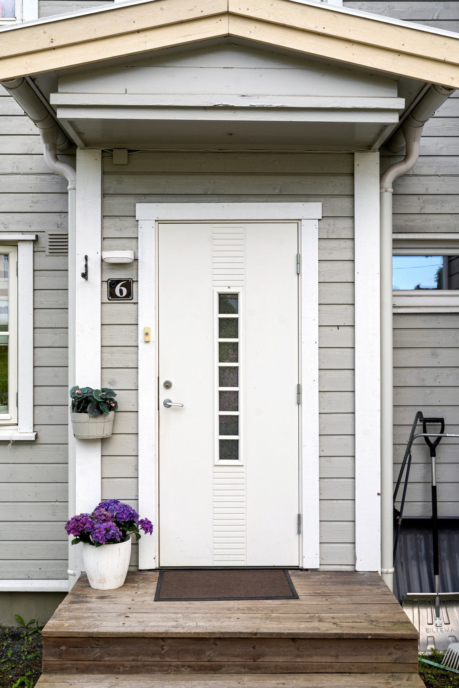 En lys og innbydende bolig med god planløsning og oppgraderte overflater. Galleribilde