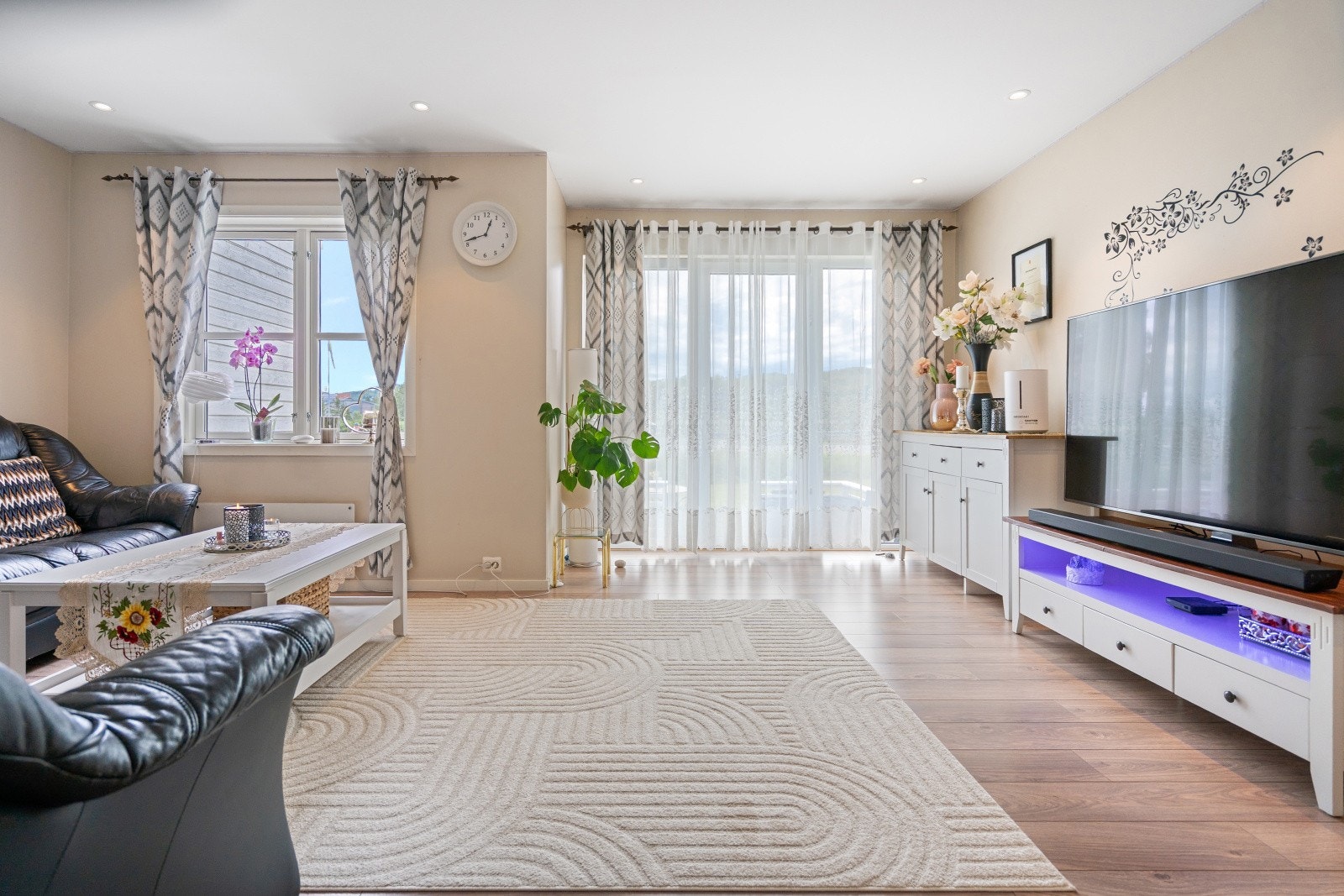 Boligen har gjennomgått en rekke oppgraderinger i perioden 2024-2025 med nye eller fornyede overflater. Galleribilde