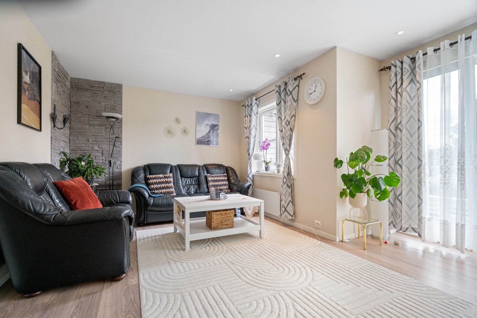 Videre finner du romslig stue med plass til sofa- og tv-møblement. Galleribilde