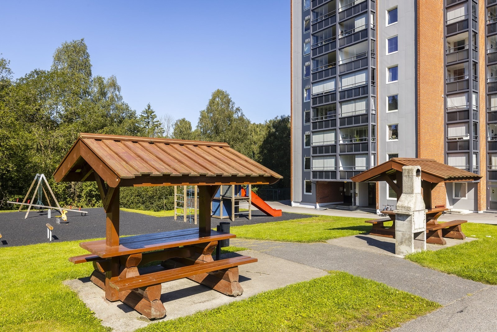 Benker så foreldrene kan sitte å passe på sine små Galleribilde