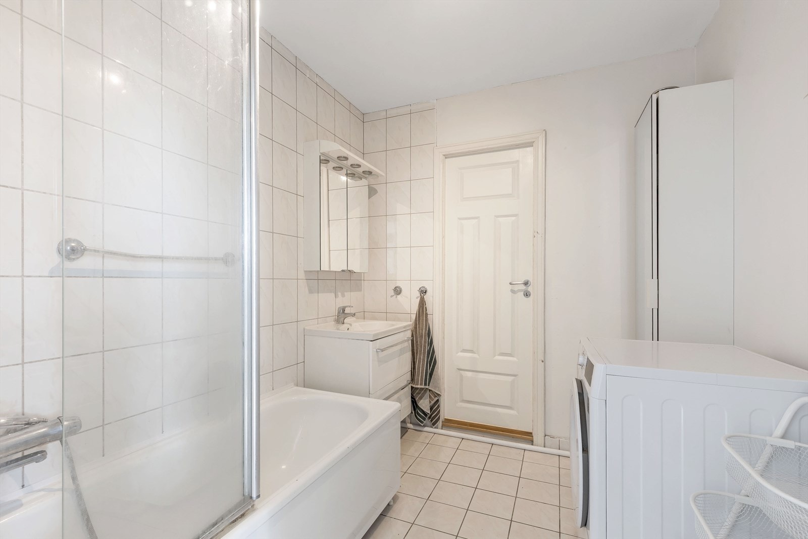 Her er det også et høyskap med oppbevaringsplass Galleribilde