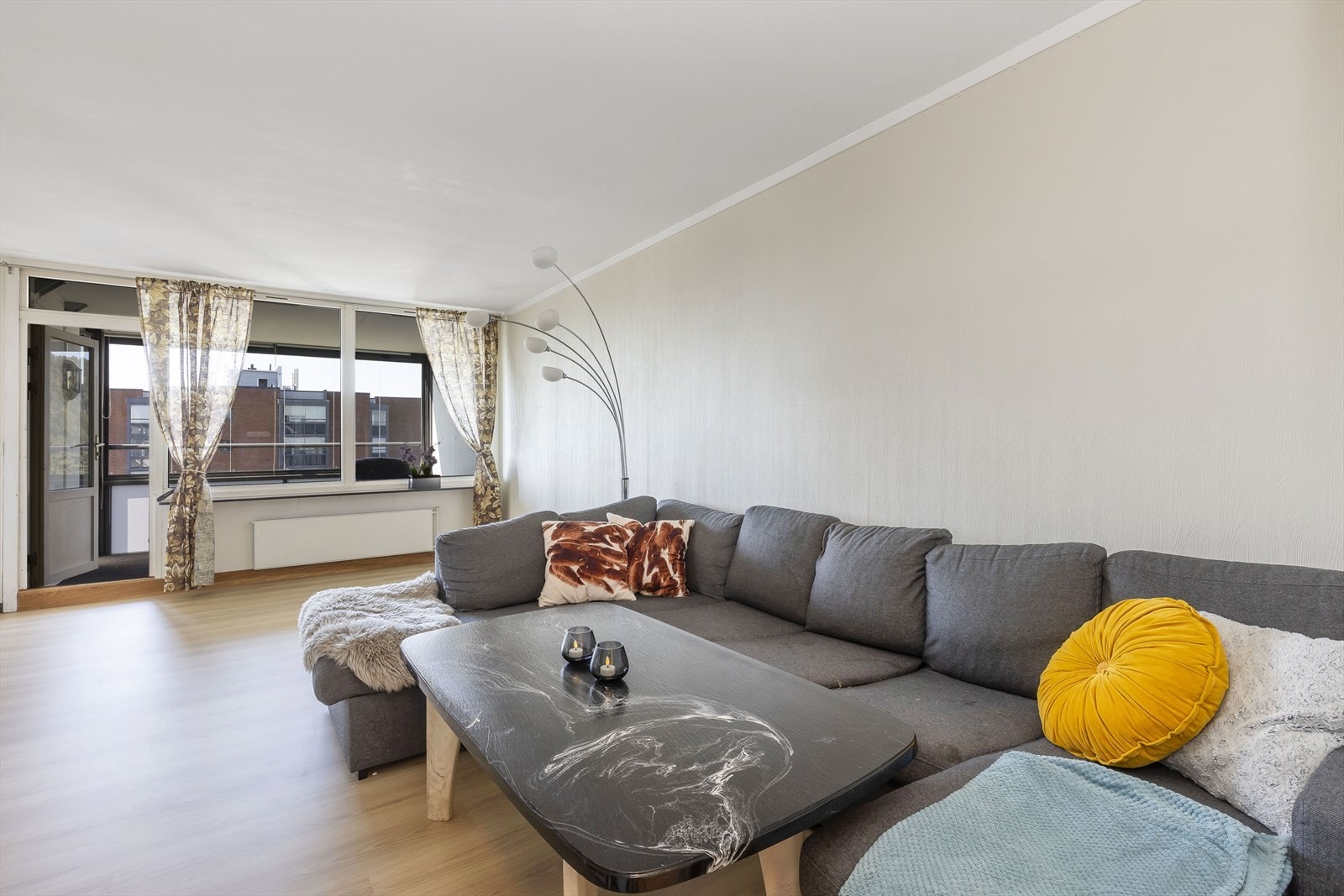 Stue med lyse overflater Galleribilde