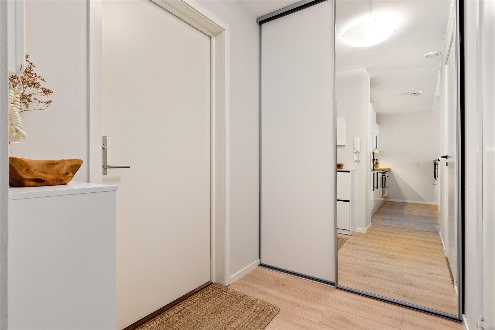 Hyggelig og innbydende entré med god garderobeplass til oppheng av ytterklær og plassering av sko. Porttelefon montert. Galleribilde