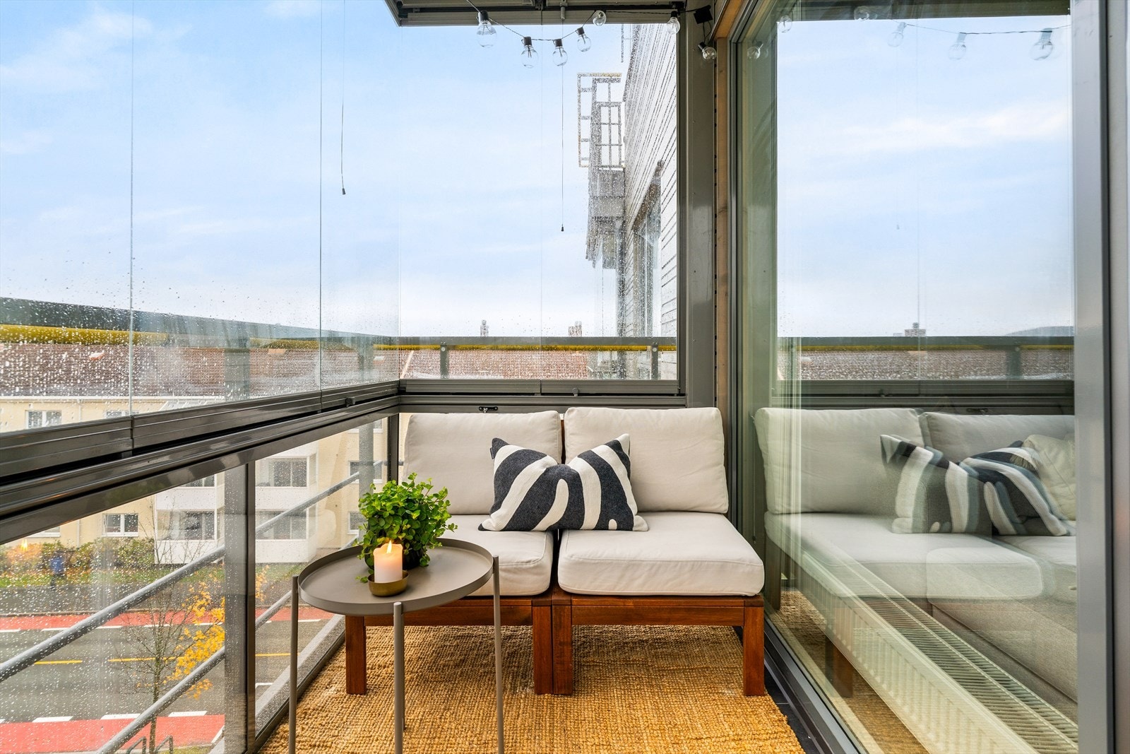 Utesesongen forlenges med en koselig innglasset balkong. Her nyter man svært gode solforhold med sol fra ca. kl. 11:30-17 og igjen fra kl. 20 til solnedgangen på sommerstid. Galleribilde