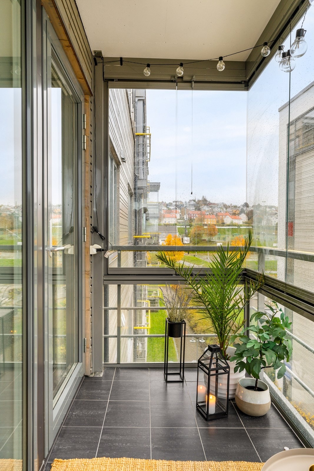 En innglasset balkong gir mye glede, et uterom og enda flere koselige stunder. Øverste halvdel kan åpnes fullstendig på varme sommerdager. Dobbeltstikk etablert og plass til grill. Galleribilde