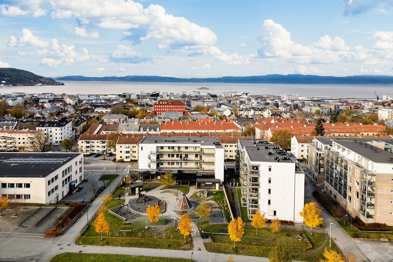Gangavstand til Solsiden og Midtbyen med et rikt utvalg av restauranter, shopping og kultur. Velkommen til en hyggelig visningsopplevelse - ta kontakt med megler på tlf. 906 56 880 dersom oppsatt visningstidspunkt ikke passer. Galleribilde