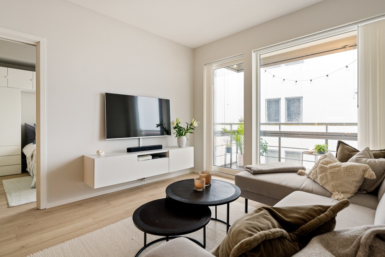 Varmtvann, oppvarming, kabel-TV og bredbånd, bygningsforsikring og drift/vedlikehold i sameiet er inkludert i felleskostnadene og gir forutsigbare kostnader i mnd. Galleribilde