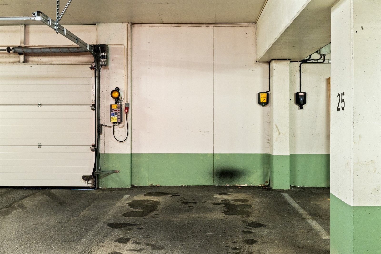 Fast parkeringsplass i oppvarmet parkeringskjeller medfølger handelen. Infrastruktur ligger klart dersom man ønsker å montere elbil-lader. Galleribilde