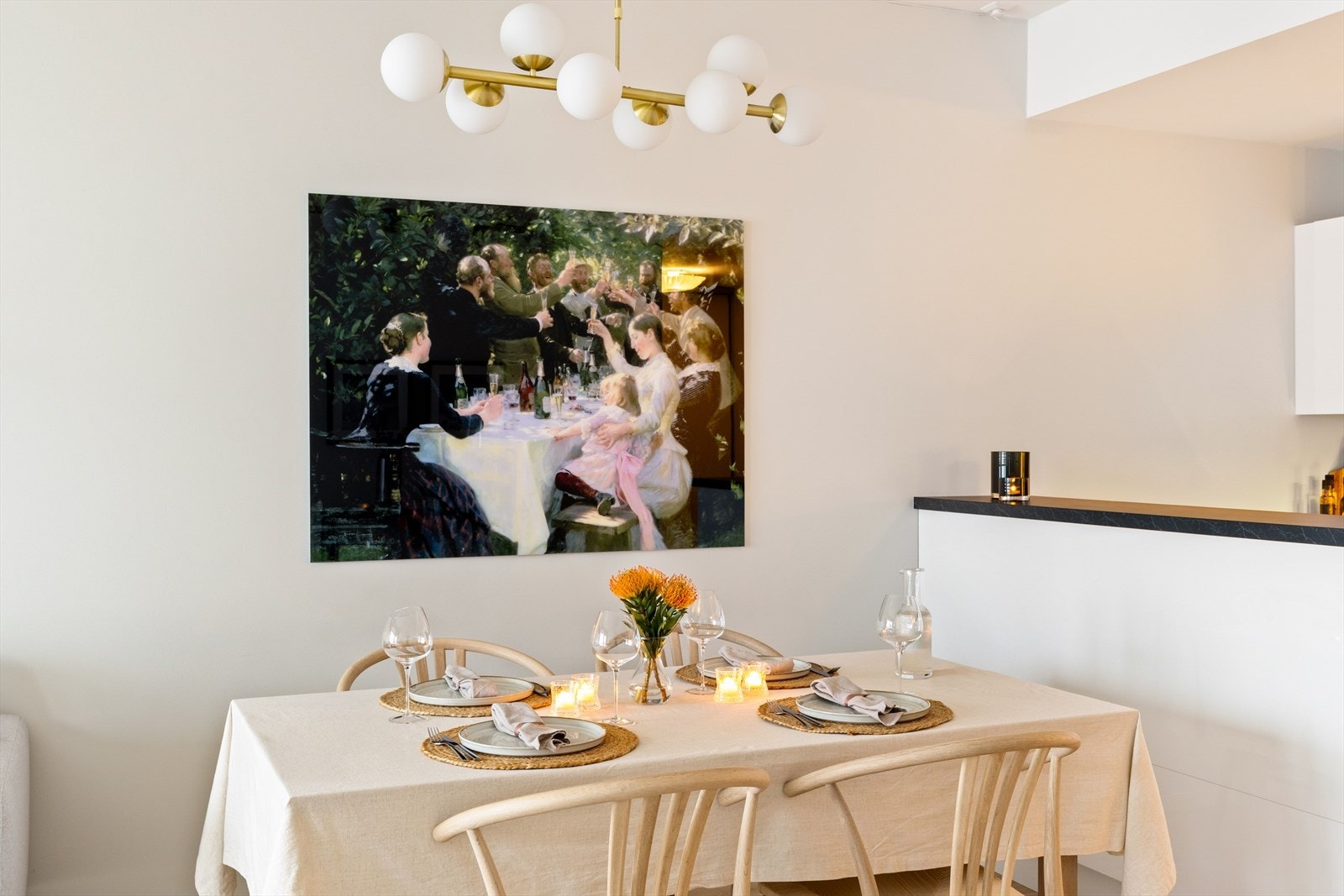 Du har god plass til et stort spisebord, så her kan du invitere både venner og familie til en bedre middag. Galleribilde