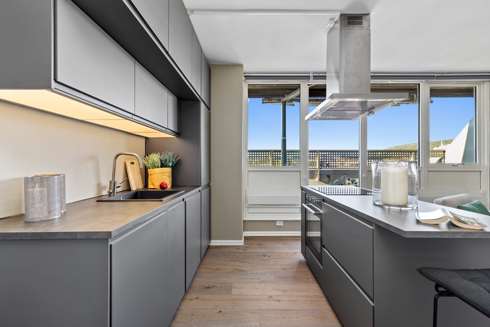 Glatte, moderne fronter og avtrekk over koketopp Galleribilde