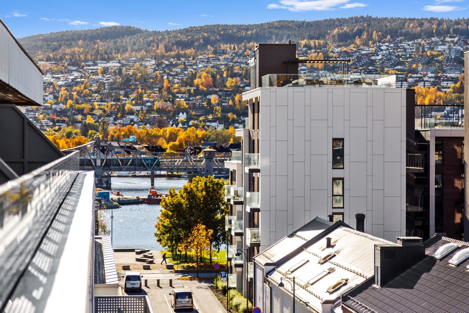 Utsikt til elven og Elveparken Galleribilde