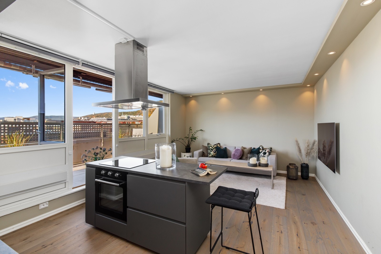 Kjøkkenøyen fungerer som romdeler Galleribilde