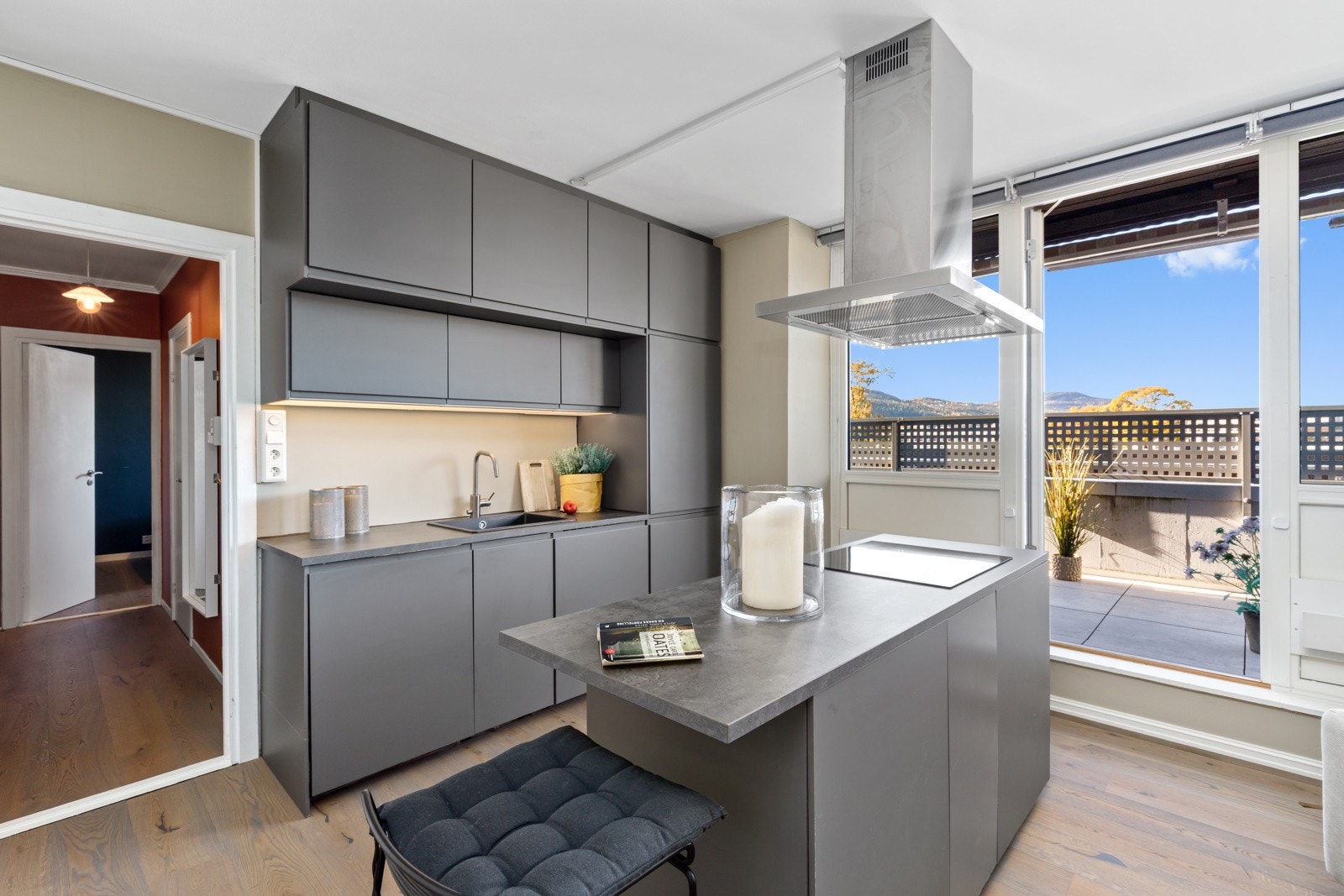 Kjøkkenet har kjøkkenøy og åpen løsning mot stuen Galleribilde