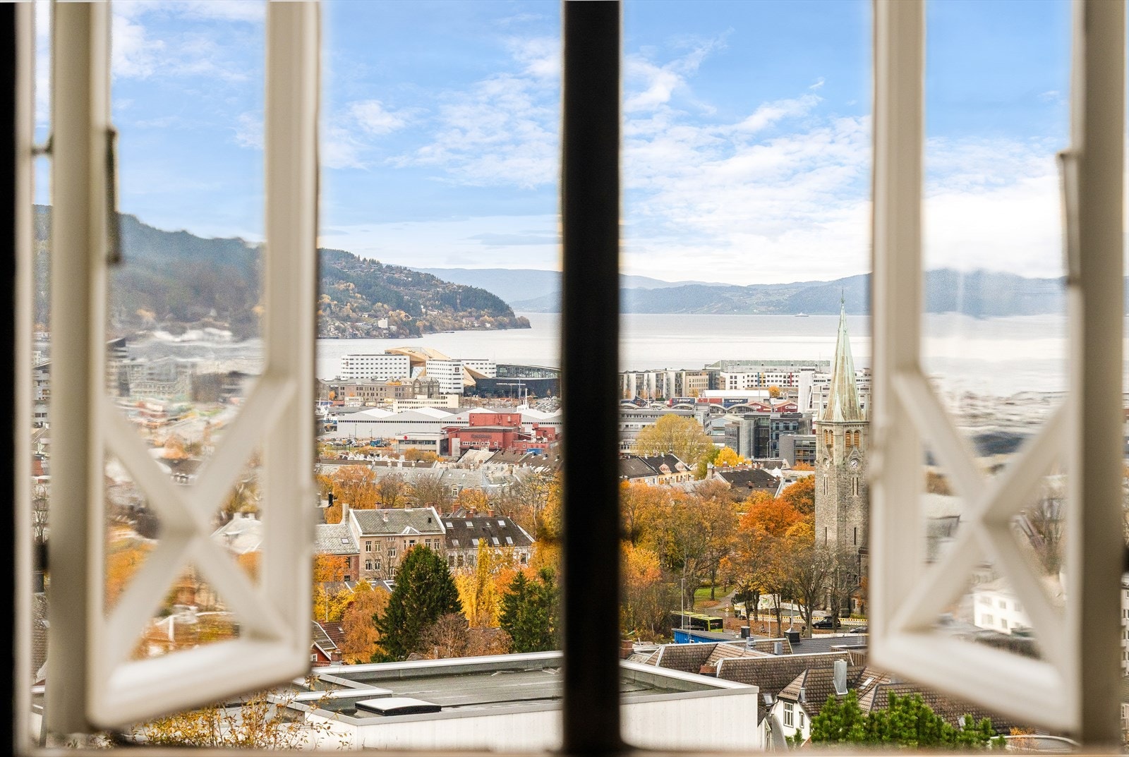Villa Elsheim er en ærverdig sveitservilla med betydelig kulturhistorisk verdi, beliggende i høydedrag med storslått utsyn over Trondheim by og Trondheimsfjorden. Galleribilde