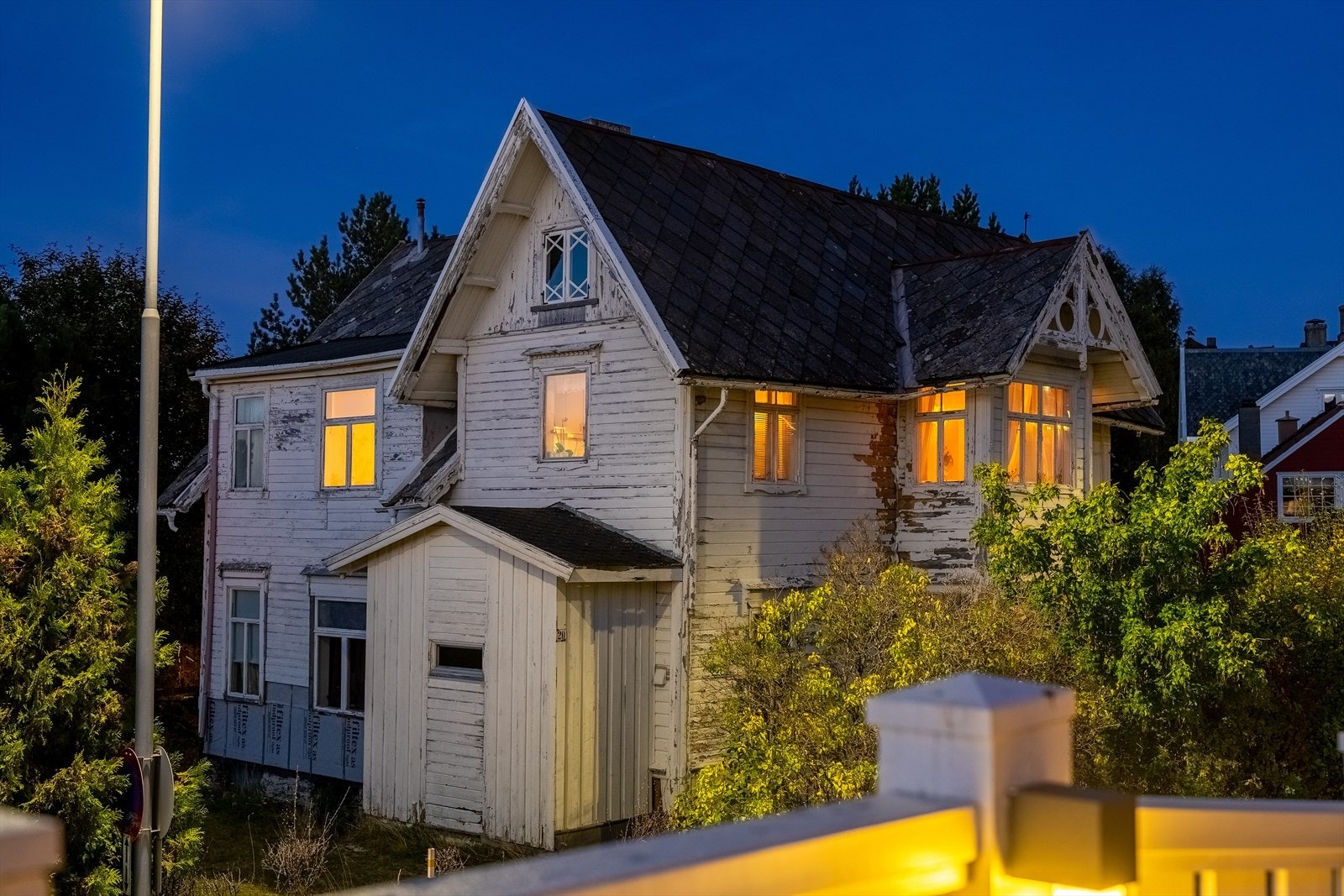 Denne innholdsrike sveitservillaen fra 1892 byr på hele 298 m² BRA fordelt over 4 etasjer. Galleribilde