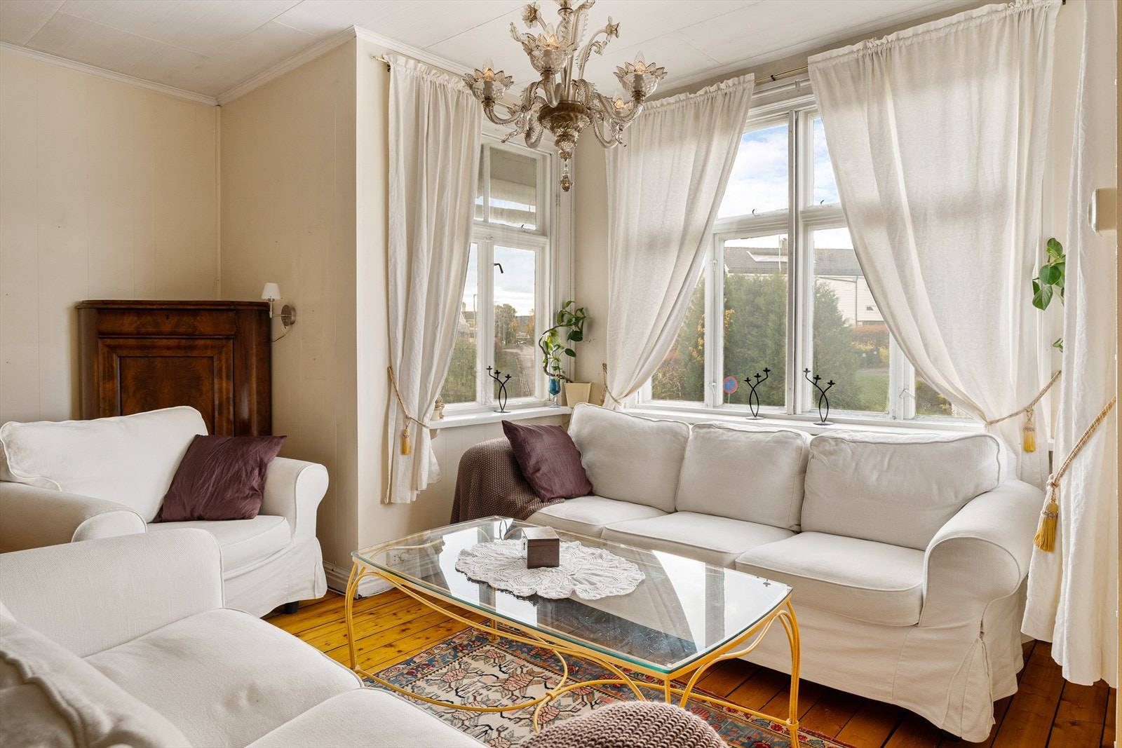 2.etasje inneholder: Trappegang, gang, bad, stue, kontor, kjøkken og 2 soverom. Galleribilde