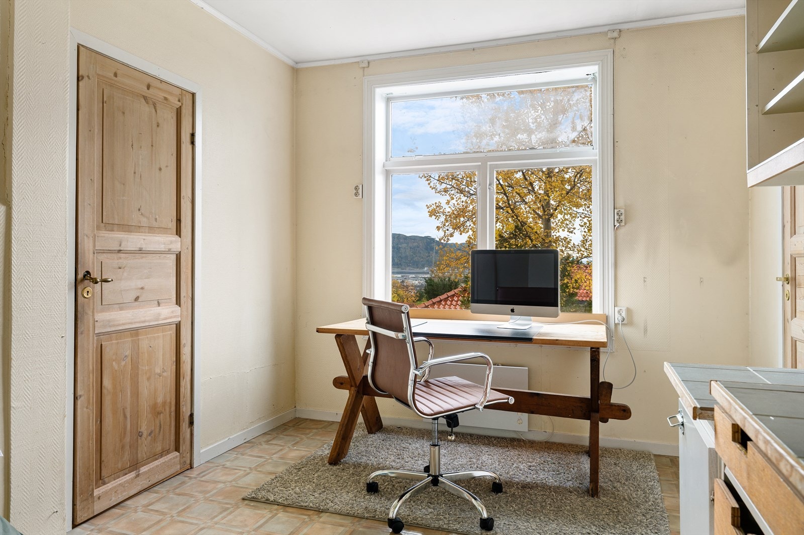 Det tidligere uinnredede kjøkkenet er i dag smart omgjort til et funksjonelt hjemmekontor. Galleribilde