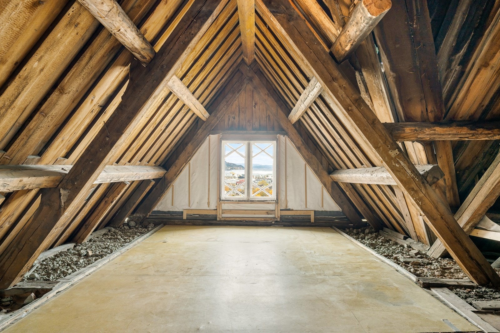 Fra loftsvinduet nyter du en fantastisk utsikt over Trondheimsfjorden. Galleribilde