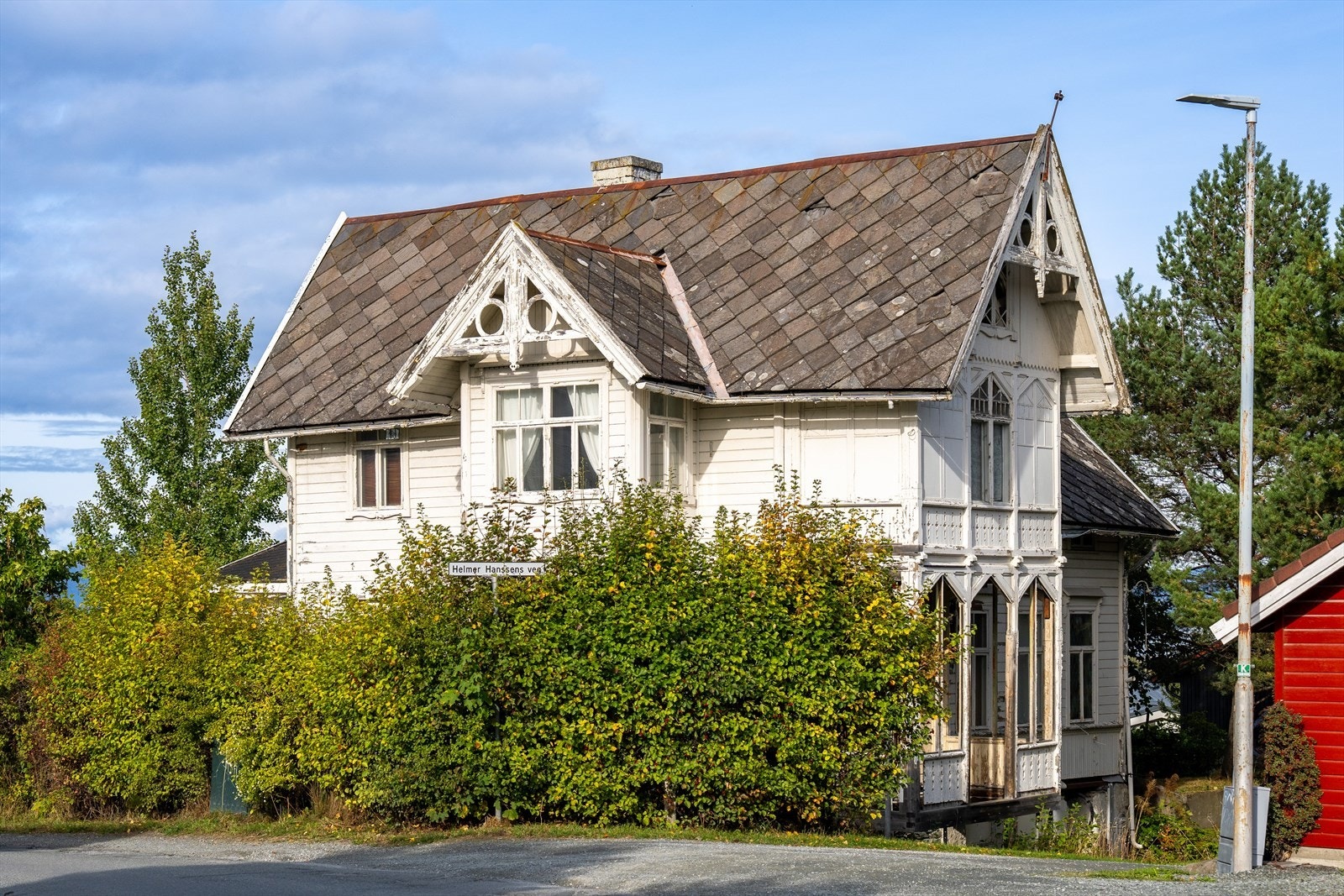 Boligen ligger fint til i et familievennlig område på Persaune. Her bor man i rolige omgivelser med kort vei til barnehager, lekeplasser, turområder og rekreasjonsområder. Galleribilde