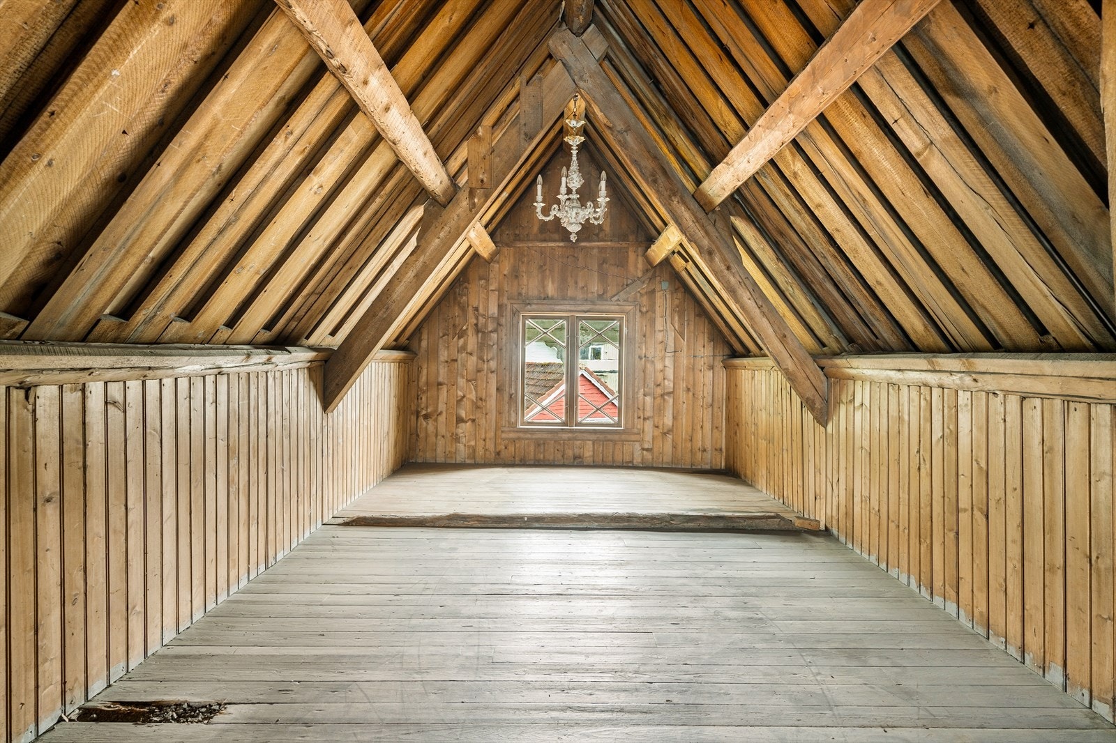 Loftet er på ca. 43 m² og har et stort utviklingspotensiale. Galleribilde