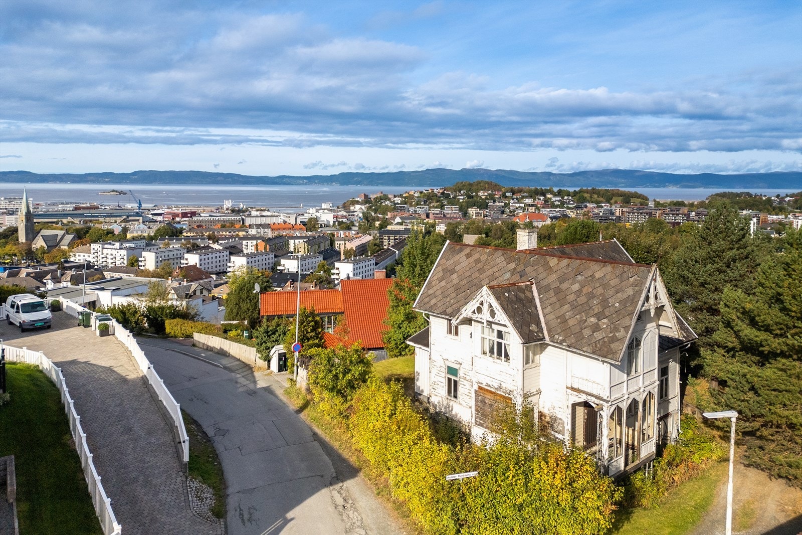 Eiendommen ligger tilbaketrukket på en forhøyning i terrenget, her har man begrenset innsyn og en imponerende utsikt mot Trondheim sentrum og Trondheimsfjorden. Galleribilde