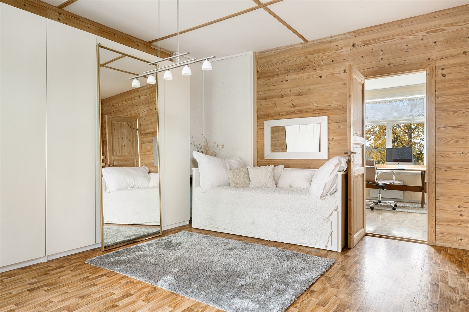 Denne boligen har tidligere vært brukt som horisontaldelt tomannsbolig, og tilbyr derfor en komplett og selvstendig boenhet i første etasje. Perfekt for utleie, generasjonsbolig eller fleksibel bruk. Stuen i 1.etg. er på ca. 18,9 m². Galleribilde