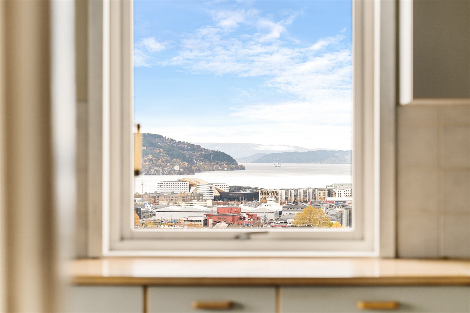 Flott og åpen utsikt mot fjorden fra kjøkkenet. Galleribilde