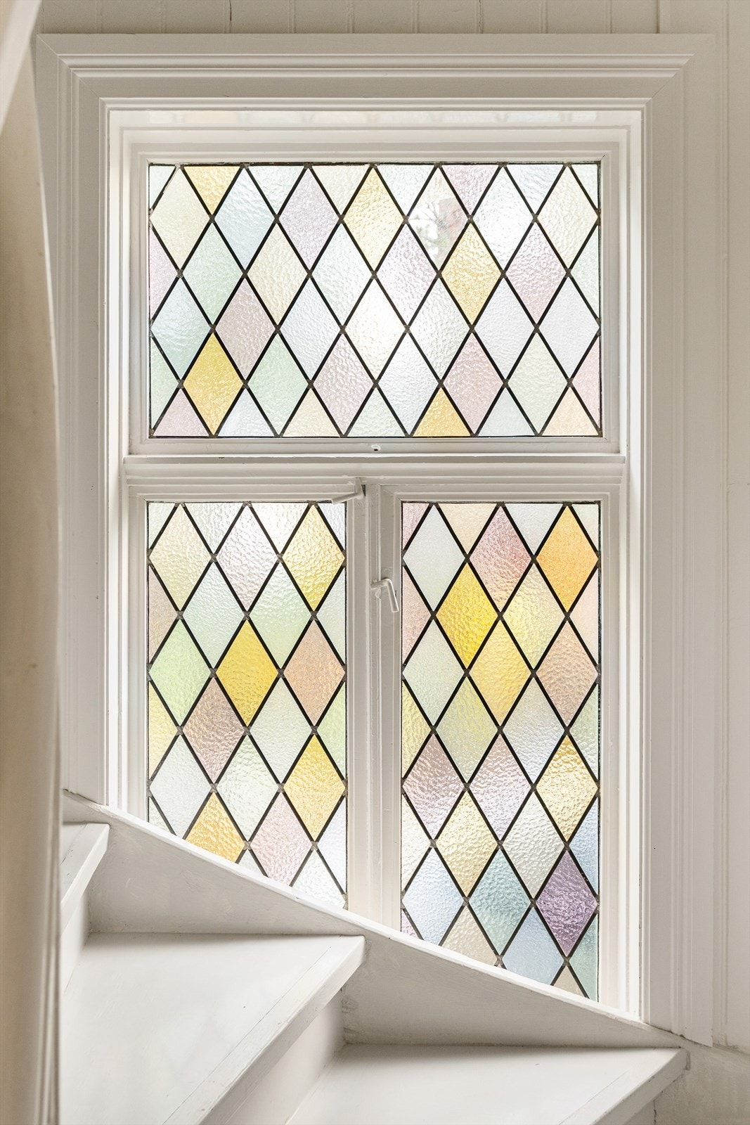 Trappeløpet byr på flotte detaljer som blyglassvinduer med farget glass. Galleribilde