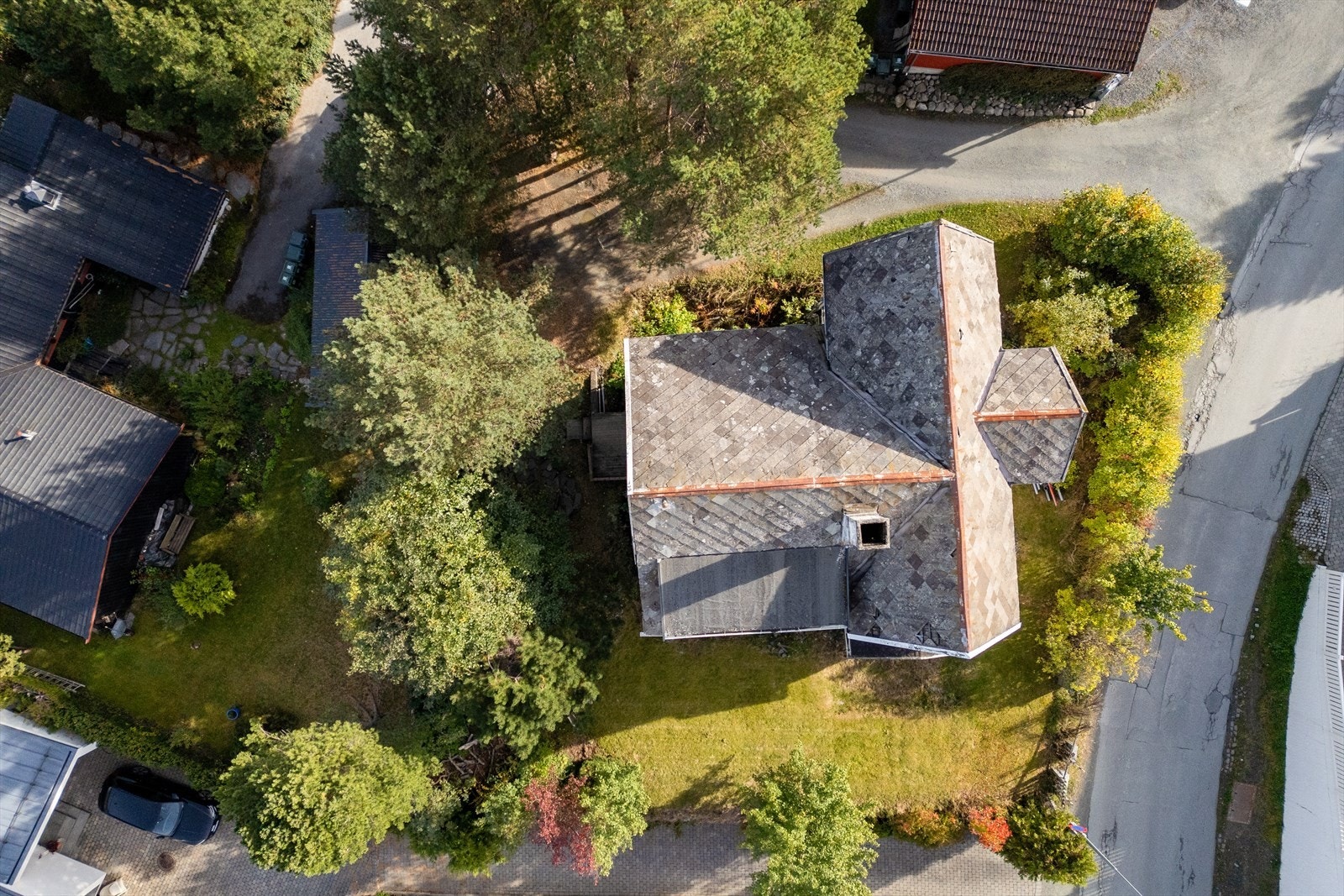 Den attraktive tomten på hele 662 m² gir rikelig med plass til både uteområder, hage og parkering på egen tomt. Galleribilde