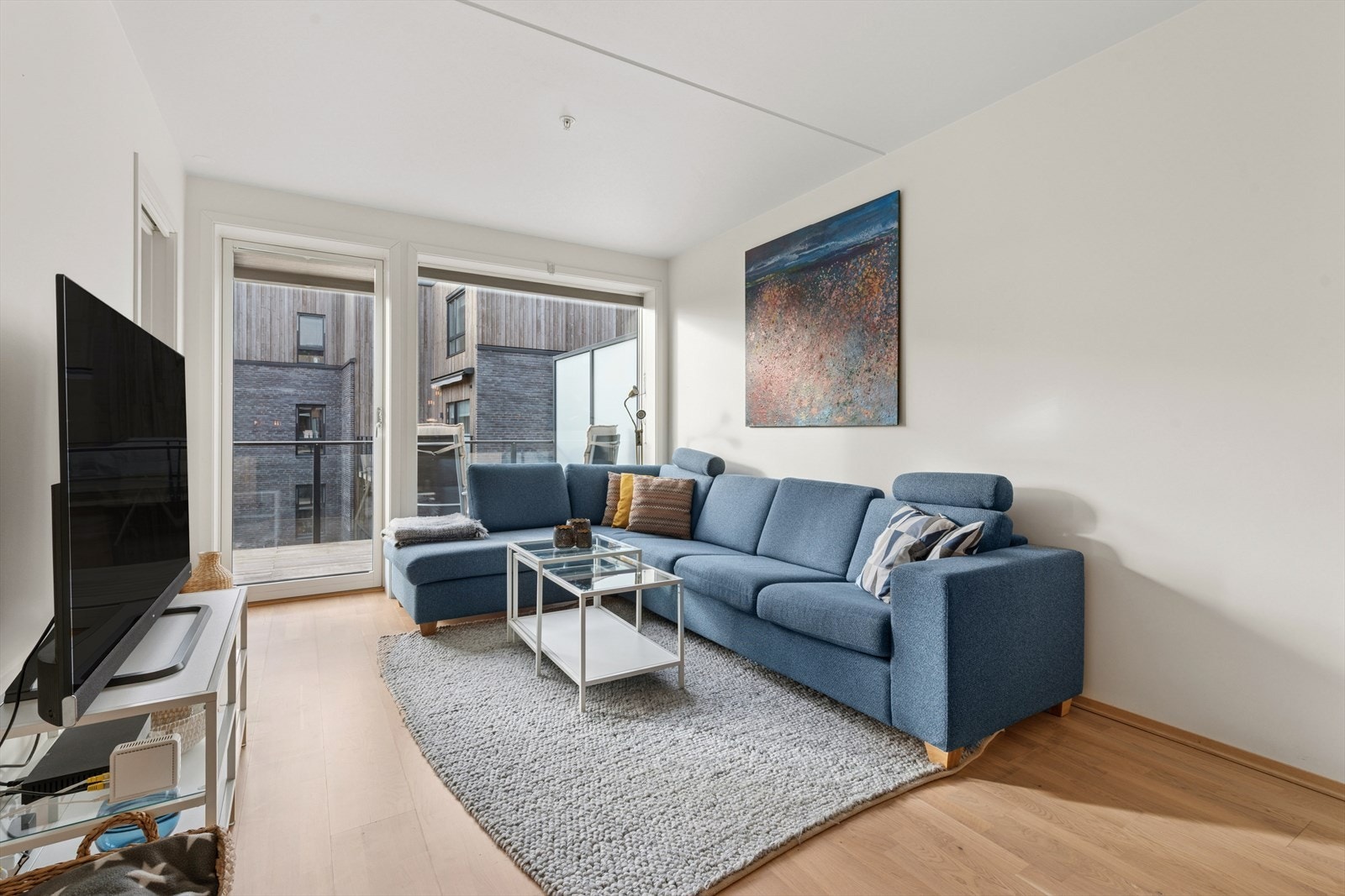 Romslig åpen/ stue kjøkkenløsning med god plass til spisegruppe og sofagruppe. Galleribilde