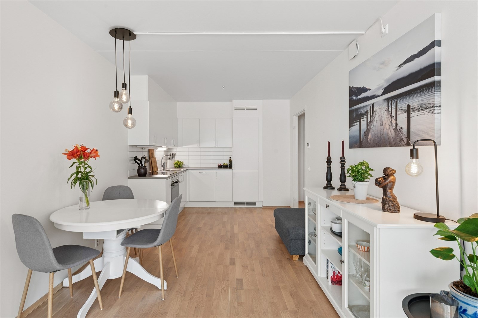 Kjøkkenet har en "Drømmekjøkken" innredning fra byggeår. Innredningen har glatte, fabrikklakkerte fronter og en laminat benkeplate med nedfelt kum i rustfritt stål. Galleribilde