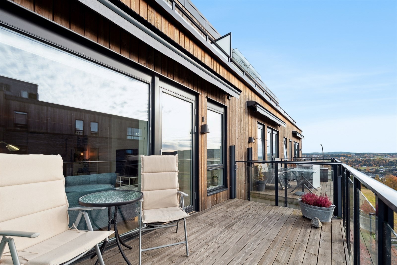 Leiligheten har en romslig balkong på ca. 10,1 m² med gode solforhold, ideell for utendørs avslapning. Galleribilde