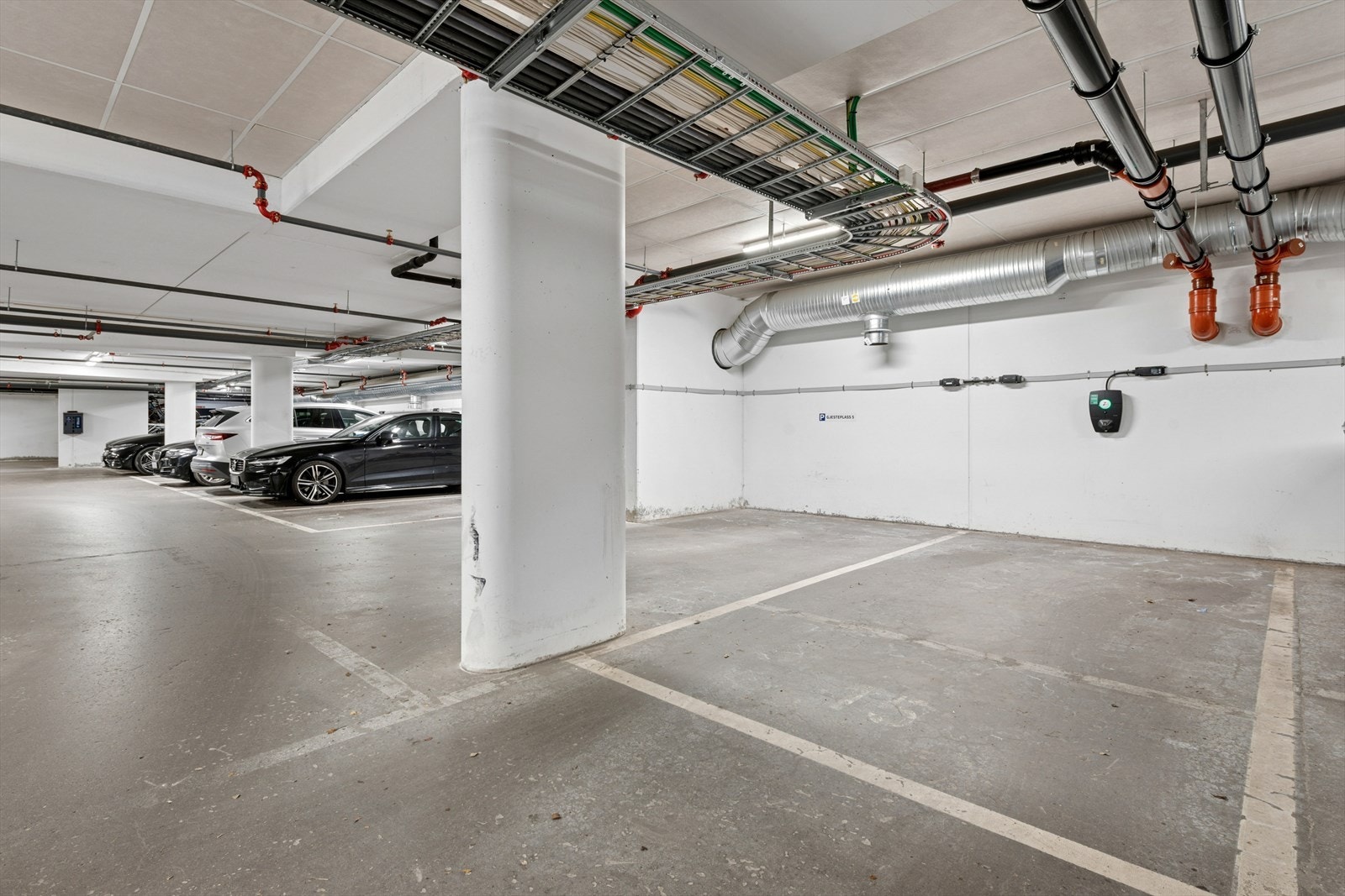 Leiligheten har medfølgende parkeringsplass i felles garasjeanlegg. Galleribilde