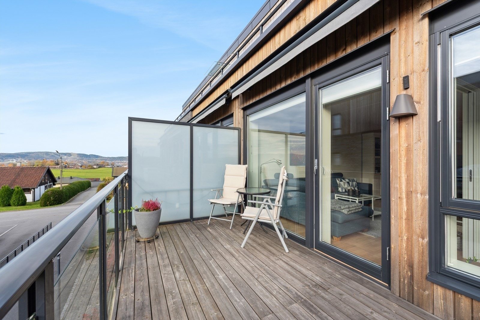 Garderveien 100B reiser seg 3 etasjer over bakkenivå pluss kjeller med parkeringsplasser og boder. Bygningen er utstyrt med heis. Galleribilde