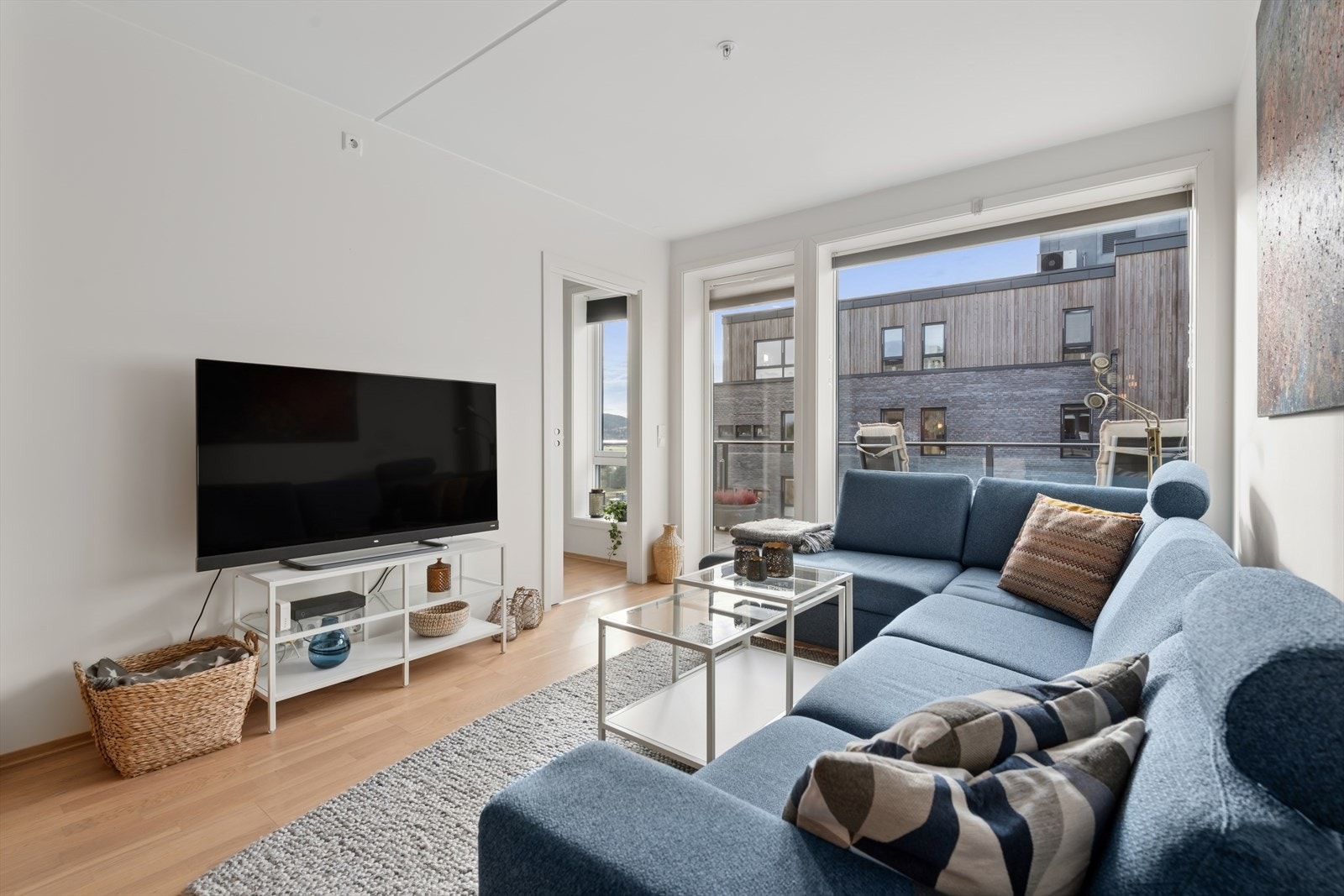 Denne moderne leiligheten er bygget i 2020 og befinner seg i 3. etasje. Fra leilighetens stue er det utgang til en flott balkong. Galleribilde