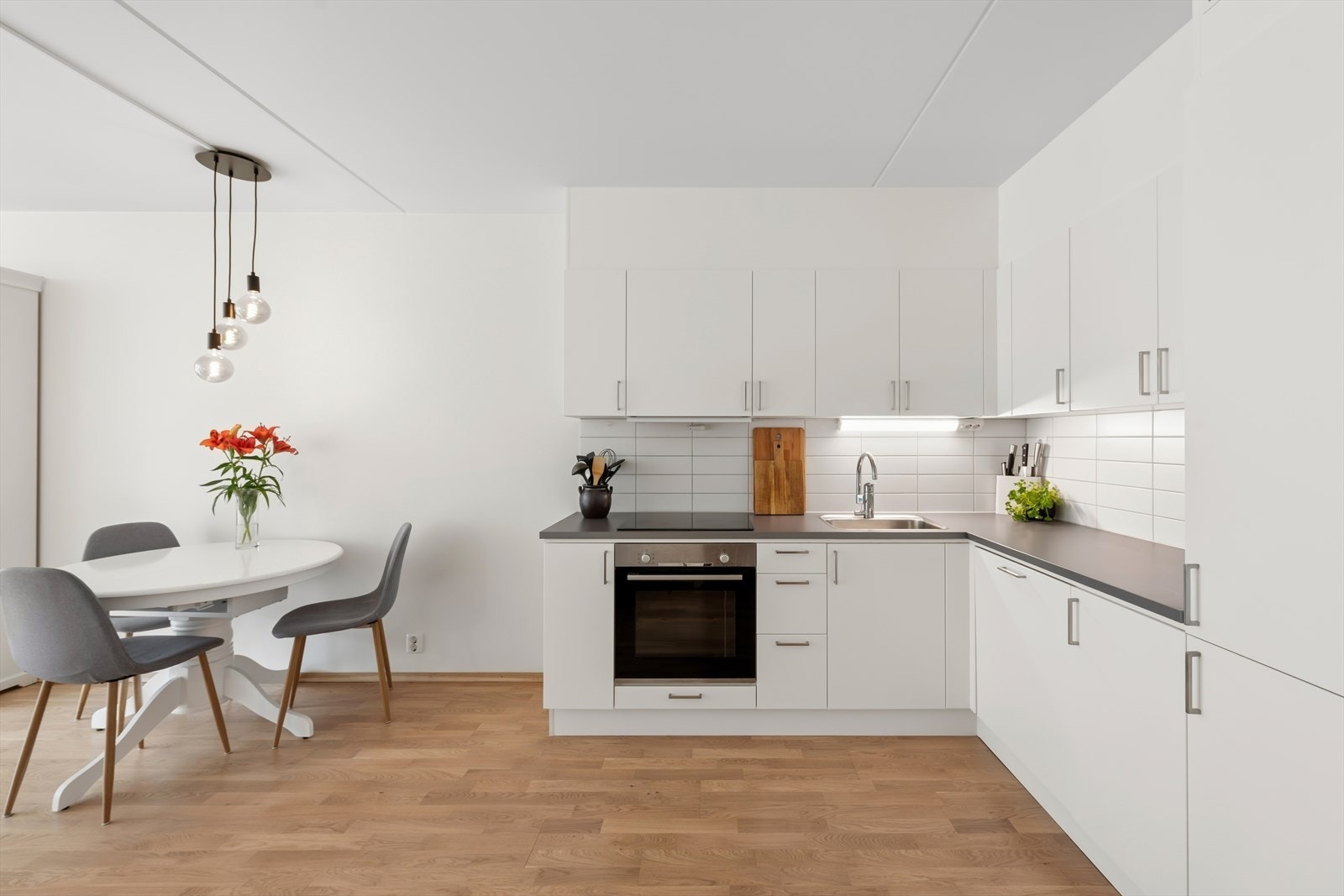 Det er god plass til spisestue i tilknytning til kjøkkenet. Galleribilde