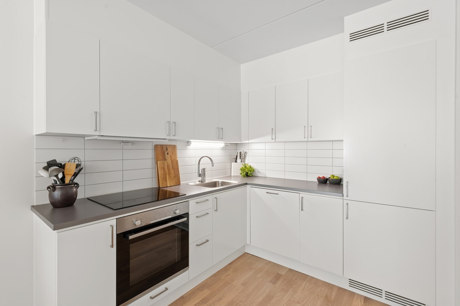 Kjøkkenet har godt med skap- og benkeplass. Galleribilde