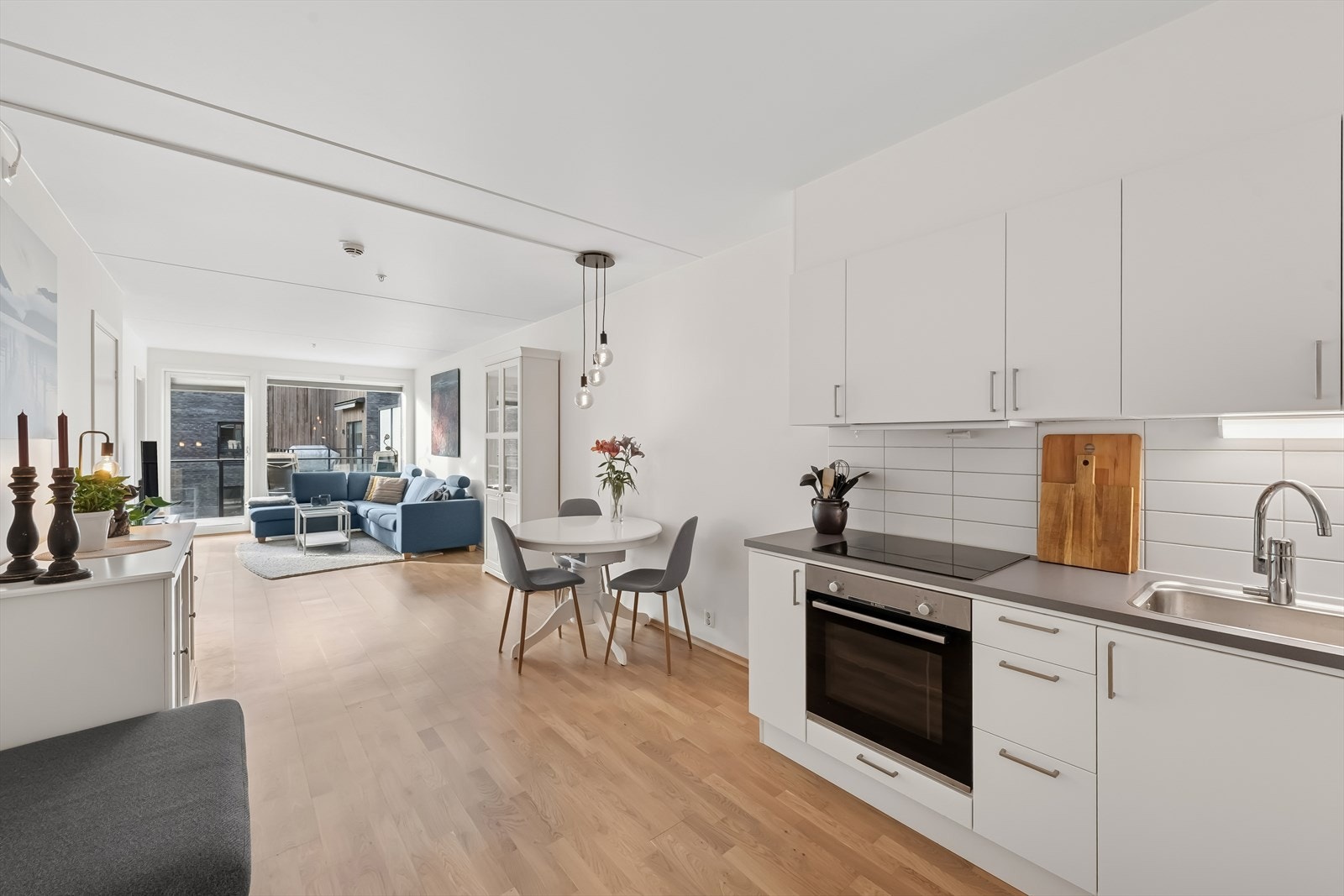 Det er fliser på veggen over benkeplaten og belysning under overskapene. Kjøkkenet er utstyrt med mekanisk kjøkkenventilator. Komfyrvakt og aquastop/lekkasjevarsler er installert. Galleribilde