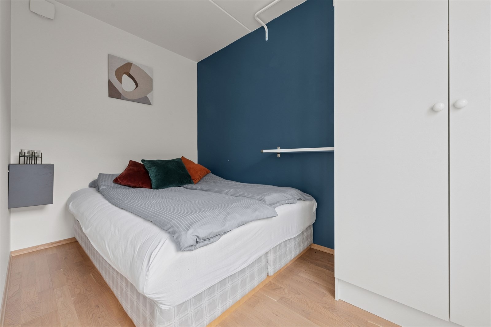 Soverom nr. 2 egner seg godt til gjesterom, kontor eller barnerom etter behov. Galleribilde