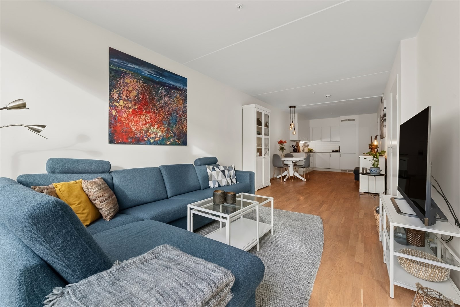 Gulvet har 3-stavs parkett som er gjennomgående i leiligheten. Galleribilde