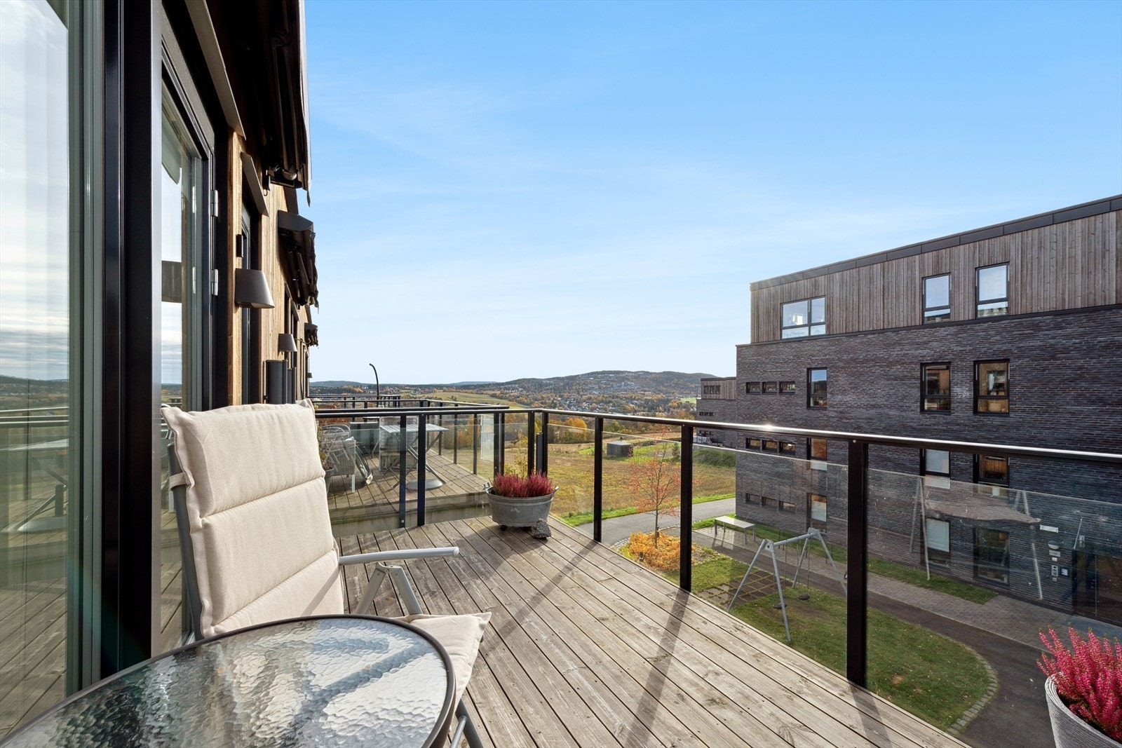 Her er det god plass til balkongmøblement. Galleribilde