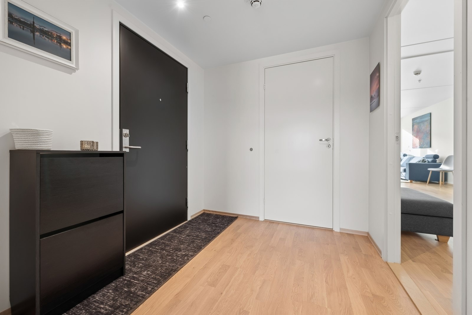 Det er gulvvarme i entré og gode muligheter for oppbevaring av sko og yttertøy. Galleribilde