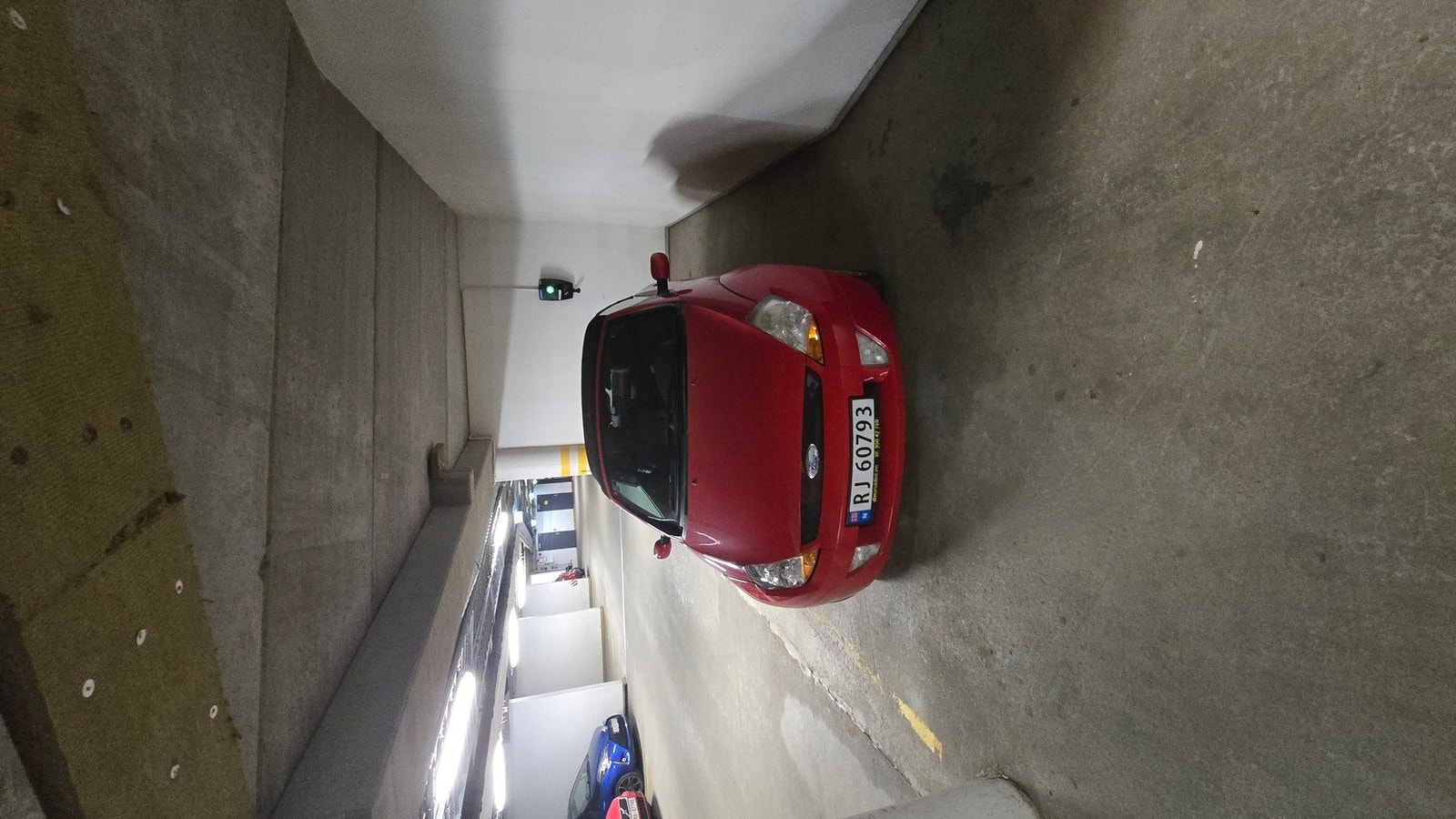 Fint plassert garasjeplass med el-bil lader. Romslig bod rett ved garasjeplassen. Galleribilde