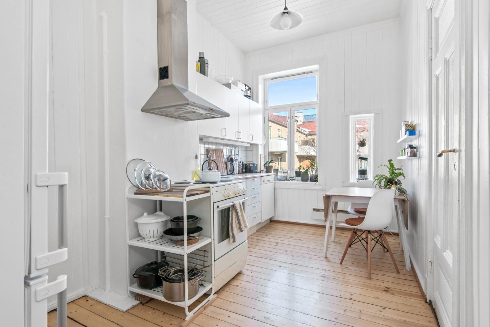 Separat kjøkken med komfyr, oppvaskmaskin og kombiskap. Soverom inn døren til høyre Galleribilde