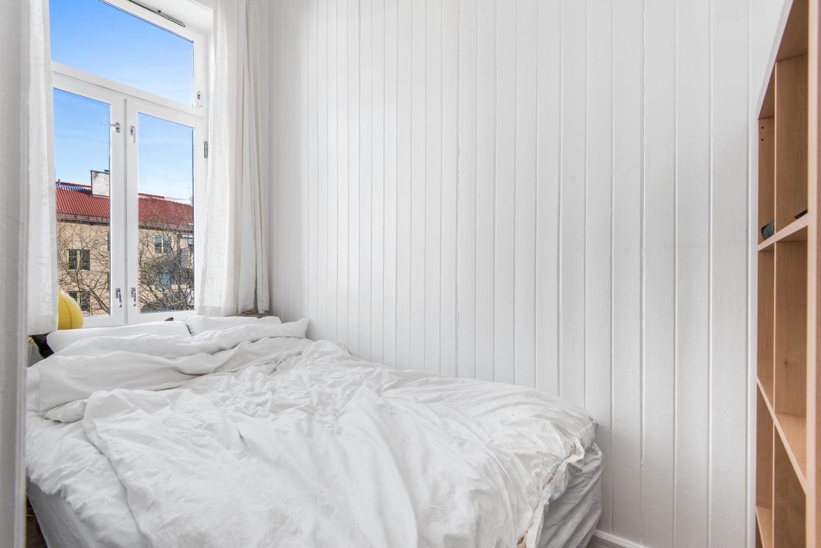 Soverom 2/kontor. Vender mot en rolig bakgård Galleribilde