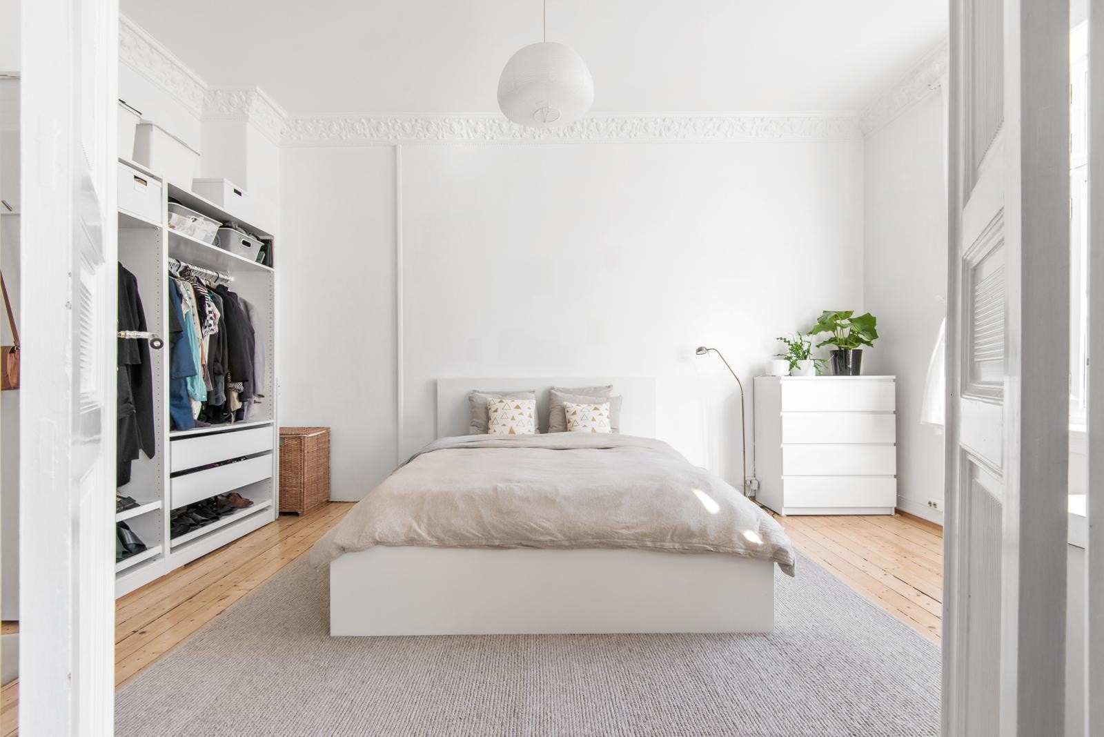 Hovedsoverom med veldig god plass. Garderobeskap medfølger. Dobbeltdører fra stuen Galleribilde